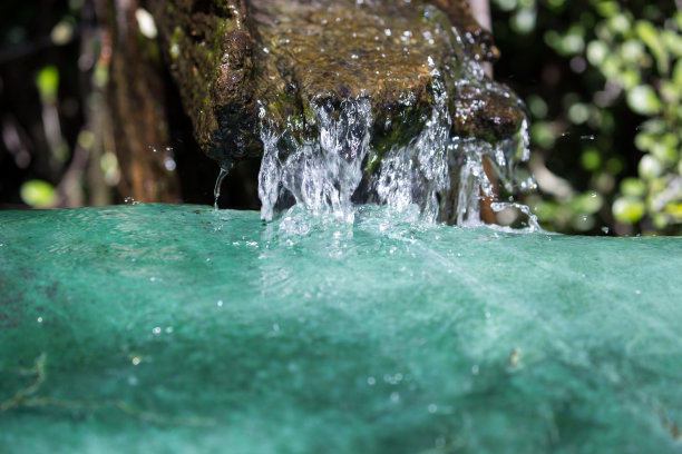 宝石绿的水