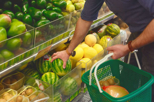超市有机蔬菜的食材挑选