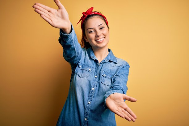 友善姿态张开双手微笑迎接你