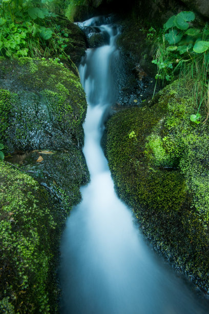 巨石流水