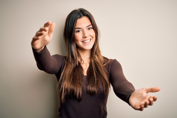 友善姿态张开双手微笑迎接你