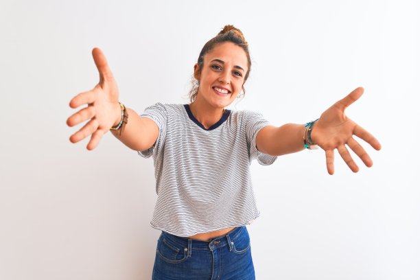 友善姿态张开双手微笑迎接你