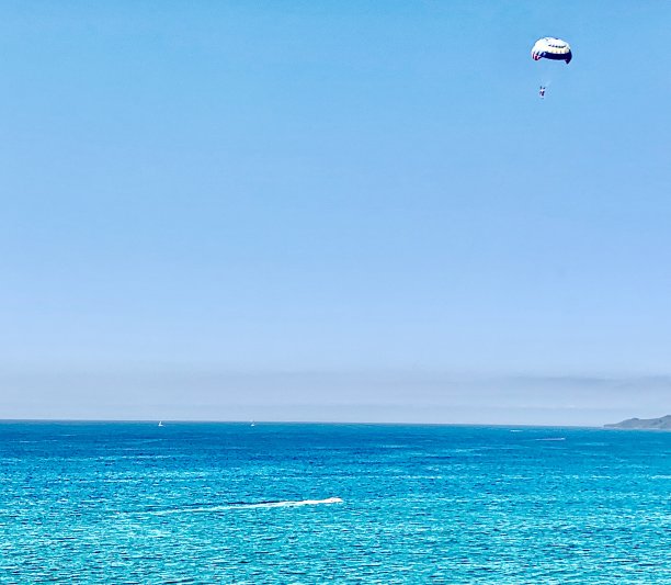 蓝天 降落伞 海水