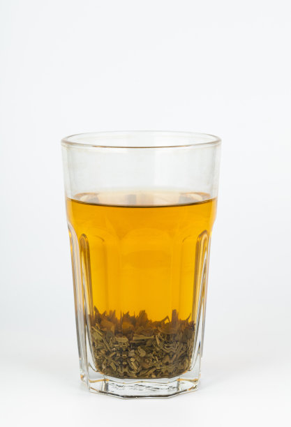 玻璃杯中的茶叶
