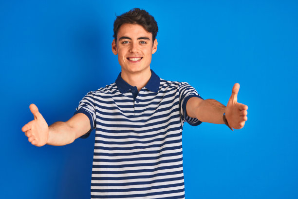 友善姿态张开双手微笑迎接你