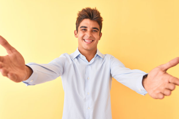 友善姿态张开双手微笑迎接你