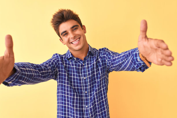 友善姿态张开双手微笑迎接你