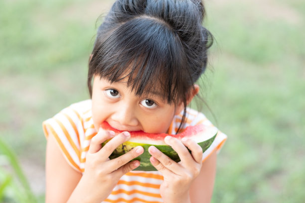 夏天暑假吃西瓜