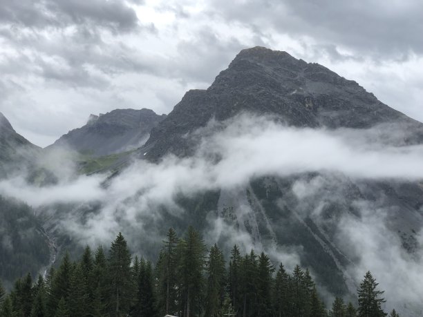 云雾中的山峦