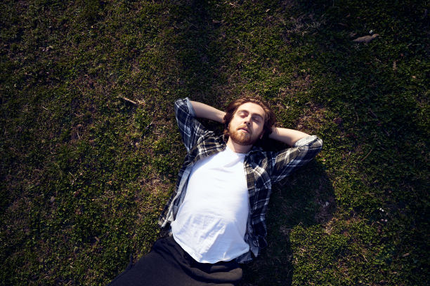 躺在公园草坪上的男人