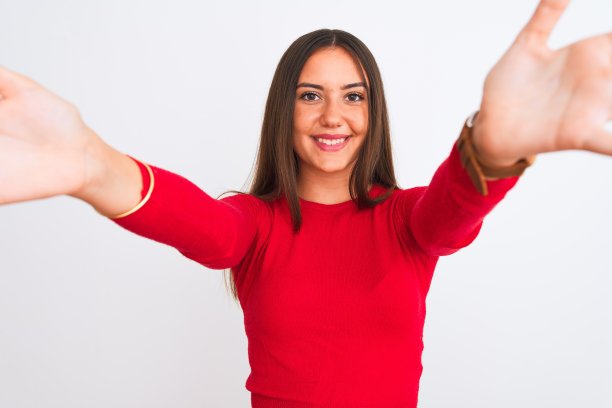 友善姿态张开双手微笑迎接你