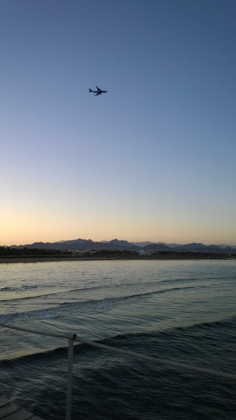 蓝天 降落伞 海水