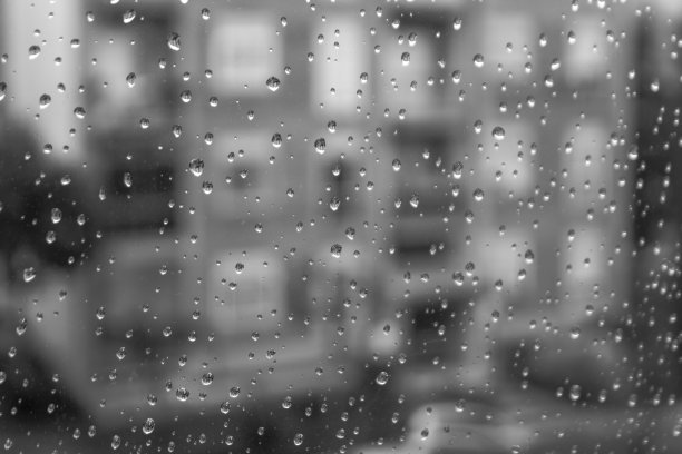 黑白摄影雨滴
