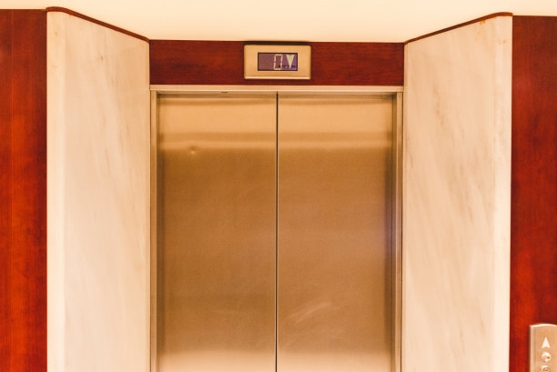 灰色电梯门