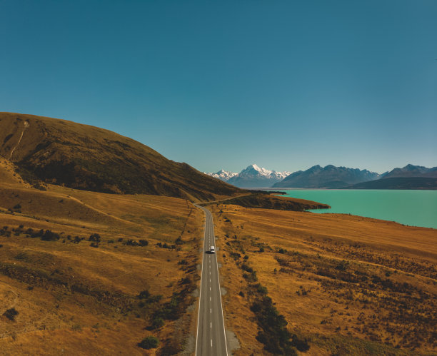 夏天航拍山区公路