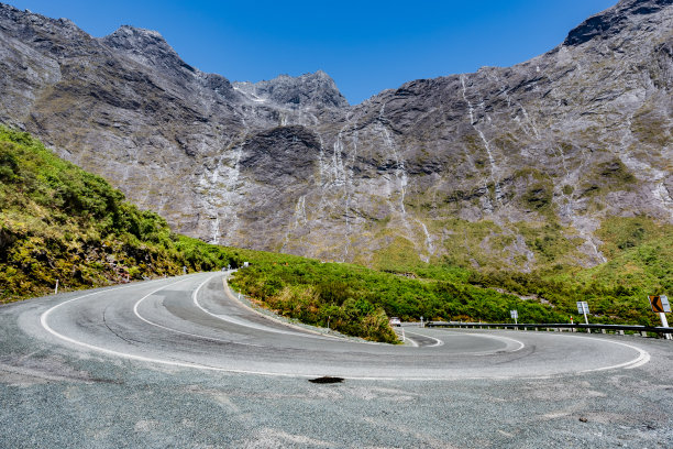 弯曲的大山公路