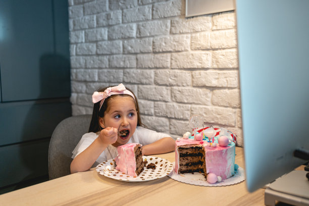 吃蛋糕的小女孩
