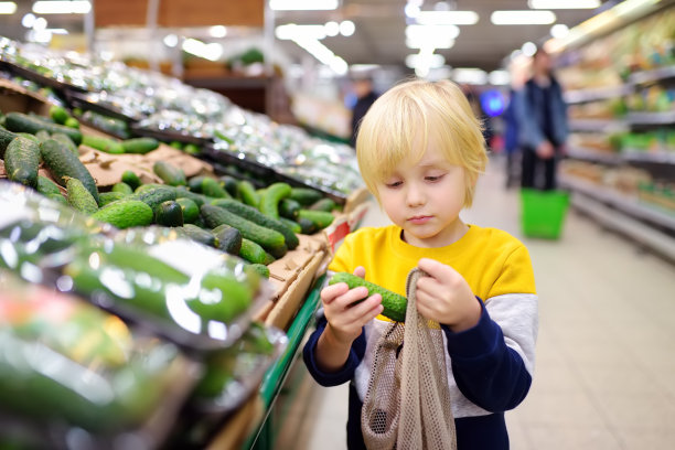 购买蔬菜的儿童