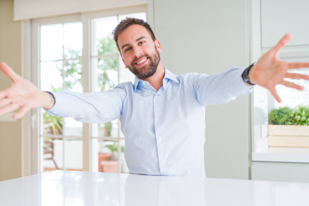 友善姿态张开双手微笑迎接你