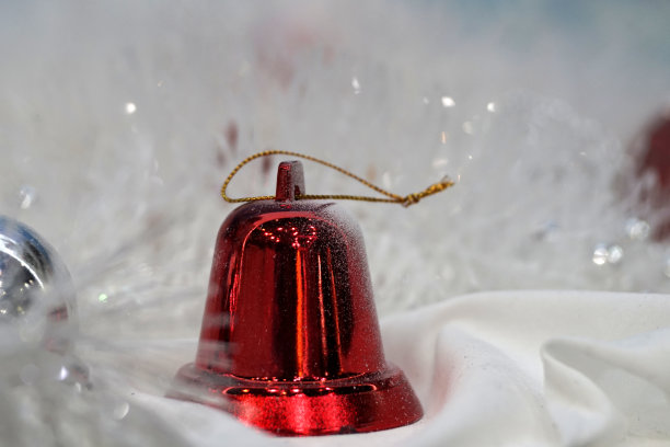 圣诞节雪地里的红色铃铛