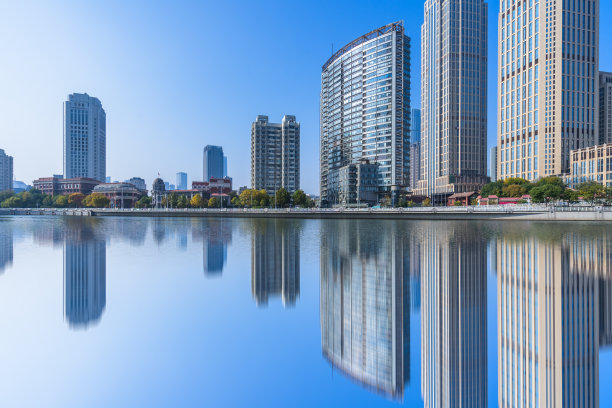 水岸地产背景