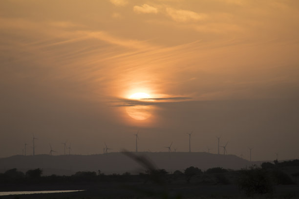 新能源环保低碳风力发电机夕阳