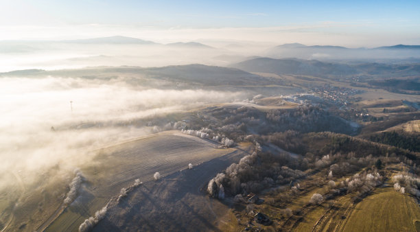 冬季远山村庄雪景