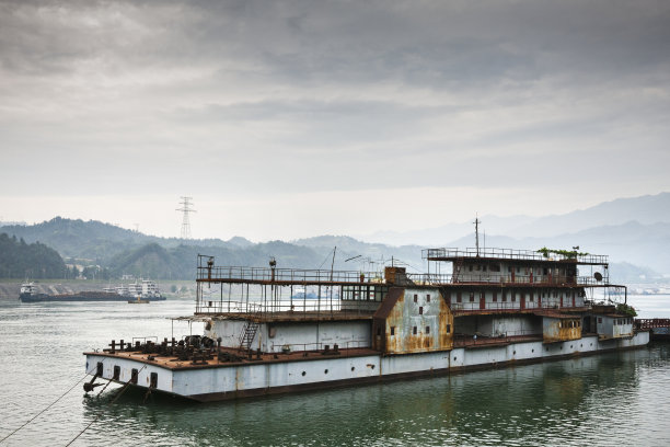生锈的船,长江上的船