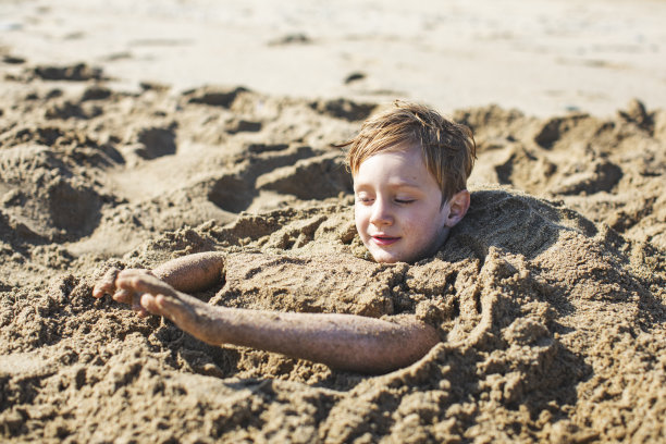 在玩沙子的孩子们