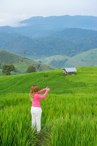 手持手机拍摄山间风景