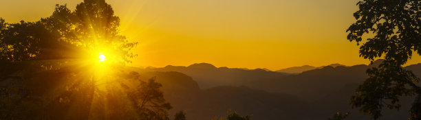 金色阳光云层背景