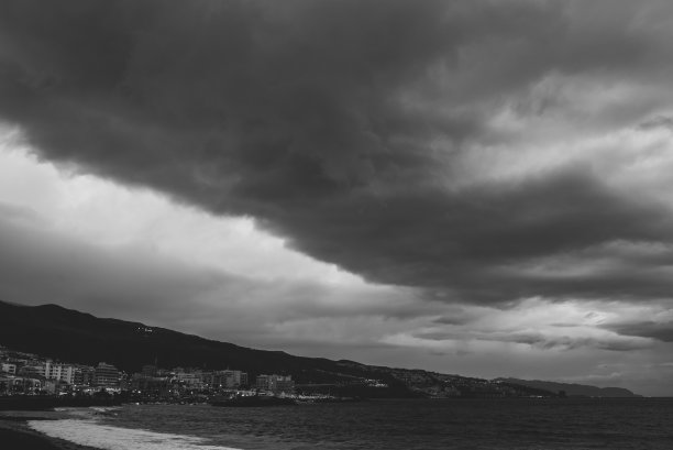 海滨小镇雨后风景