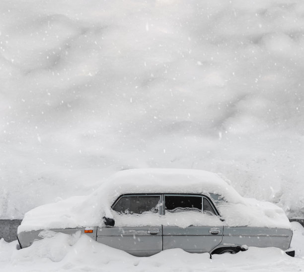 白雪覆盖汽车