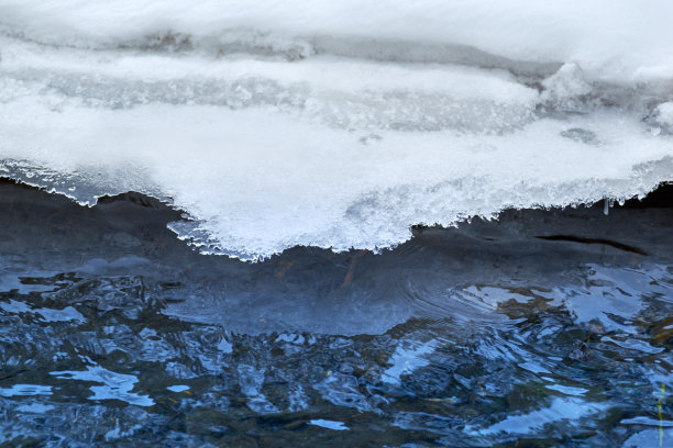 冰雪 山泉 溪水