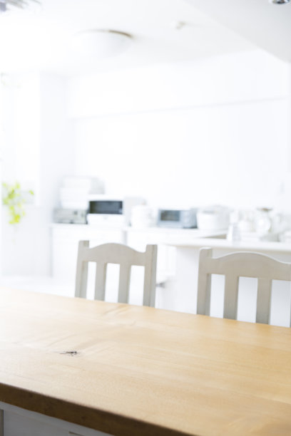 木纹餐桌桌面摆设