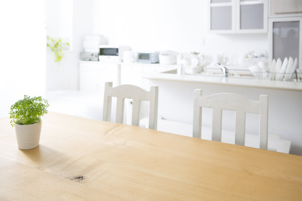 木纹餐桌桌面摆设