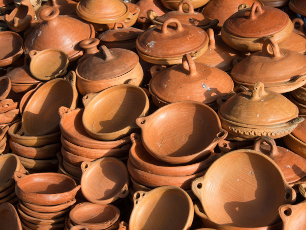 很多陶瓷碗