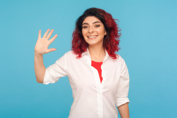 友善姿态张开双手微笑迎接你