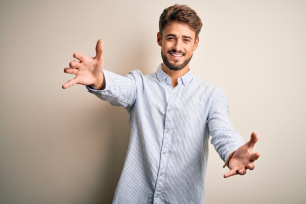 友善姿态张开双手微笑迎接你