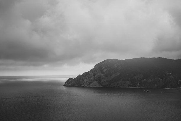 阴雨天的湖面