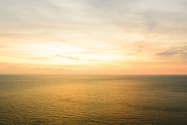 夕阳下的普吉岛海边