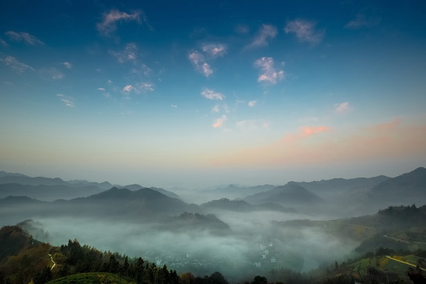风景峡谷云雾