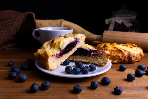 蓝莓奶酪蛋糕与咖啡