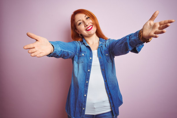 友善姿态张开双手微笑迎接你