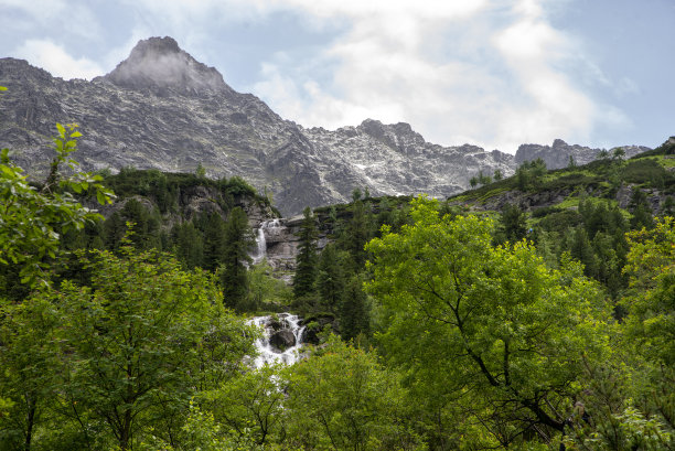 群山高山瀑布清明节