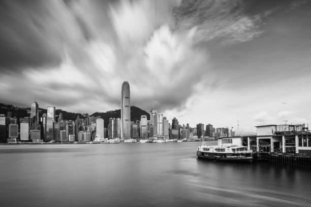 香港的摩天大楼和渡轮