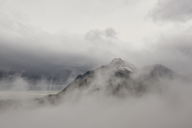 山水雾气背景图