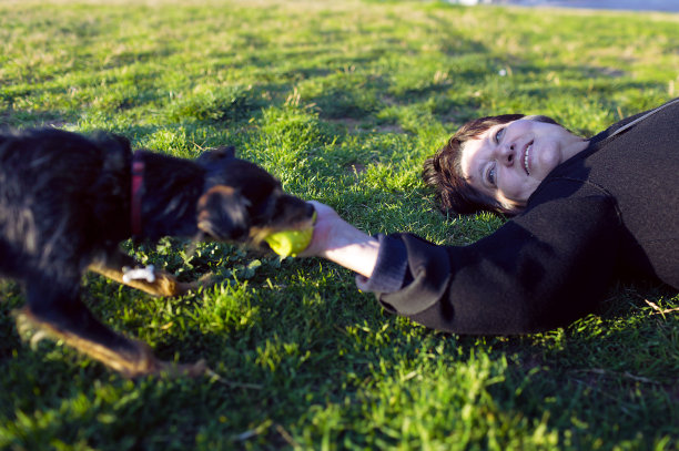 在公园里的女人和她的狗狗
