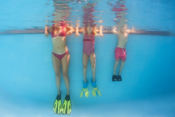 儿童游泳训练
