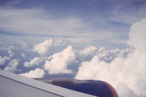 云朵飞机背景